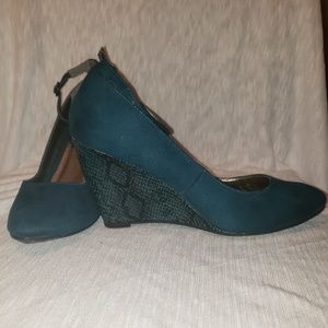 Kenneth Cole Reaction teal wedges